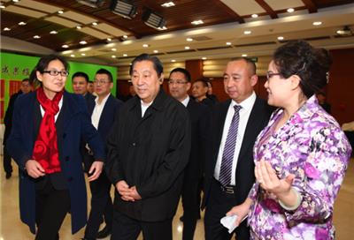 陪同十二届全国政协齐续春副主席参观扶贫成果展